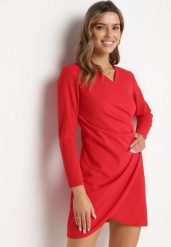 Czerwona Sukienka Kopertowa z Ozdobnym Marszczeniem Ohildria. Czerwone sukienki damskie Born2be, bez wzorów, eleganckie, bez kołnierzyka, bez ramiączek, mini, kopertowe. Za 69.99 zł.
