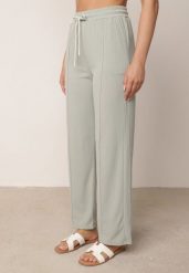 Zielone Szerokie Spodnie z Prążkowanej Tkaniny z Wysokim Stanem Sarora. Zielone spodnie materiałowe damskie Born2be, bez wzorów, z jeansu, z podwyższonym stanem. Za 59.99 zł.