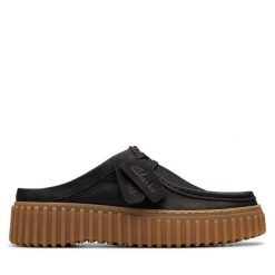 Klapki Clarks. Czarne klapki damskie Clarks, bez wzorów, bez obcasa, bez zapięcia. Za 289.99 zł.