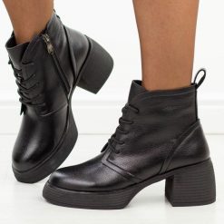 Czarne skórzane botki damskie DiA 3368. Czarne botki damskie DiA, na jesień, bez wzorów, z dzianiny, casualowe, z okrągłym noskiem, bez obcasa, na obcasie, bez zapięcia. Za 399.00 zł.