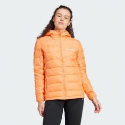 Kurtka Terrex Multi Light Down Hooded. Brązowe kurtki sportowe damskie Adidas, l, bez wzorów, z materiału, bez ramiączek, z kapturem, trekkingowe. Za 510.40 zł.