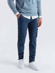 Spodnie męskie cargo STRAIGHT LEG z trójkątnym pinem na kieszeni ciemnoniebieskie V4 OM-PACG-0196 L. Niebieskie spodnie sportowe męskie Ombre, l, bez wzorów. Za 347.95 zł.