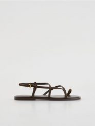 Zamszowe sandały - ciemnobrązowy. Brązowe sandały damskie Reserved, bez wzorów, ze skóry, bez obcasa, bez zapięcia. Za 159.99 zł.