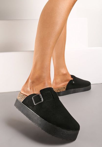 Czarne Klapki Mule w Stylu Chodaków na Grubej Podeszwie z Korka Correlia. Czarne klapki damskie Renee, na lato, bez wzorów, bez obcasa, na płaskiej podeszwie, bez zapięcia. Za 39.99 zł.