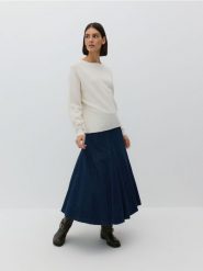 Gładki sweter - kremowy. Białe swetry nierozpinane damskie Reserved, l, bez wzorów, z dzianiny, bez kołnierzyka, bez ramiączek. W wyprzedaży za 49.99 zł.