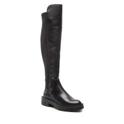 Muszkieterki Guess. Czarne kozaki damskie Guess, z aplikacjami, bez obcasa, na płaskiej podeszwie, bez zapięcia. Za 679.99 zł.