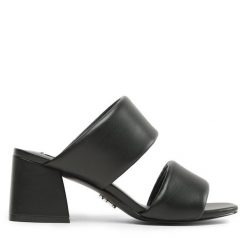 Klapki Steve Madden. Czarne klapki damskie Steve Madden, bez wzorów, bez obcasa, bez zapięcia. Za 299.99 zł.