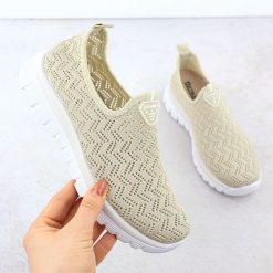Półbuty sportowe damskie ażurowe slip on beżowe Artiker 56C1016. Brązowe obuwie sportowe damskie Artiker, w ażurowe wzory, z tkaniny, bez zapięcia. Za 67.50 zł.