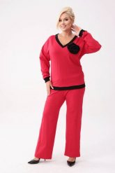 Bawełniany czerwony komplet dresowy Comfy - bluza z różą + długie spodnie PLUS SIZE XXL OVERSIZE. Czerwone bluzy damskie Moda Size Plus Iwanek, plus size, z aplikacjami, z bawełny, biznesowe, bez ramiączek, bez kaptura. W wyprzedaży za 279.90 zł.