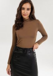 Brązowa Bluzka z Półgolfem Risevera. Brązowe bluzki damskie Born2be, l, bez wzorów, z dzianiny, bez kołnierzyka, bez ramiączek. Za 74.99 zł.