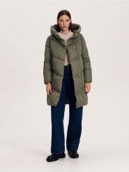 Pikowany płaszcz - jasny zielony. Zielone płaszcze damskie Reserved, bez wzorów, z tkaniny, bez kołnierzyka, bez kaptura. W wyprzedaży za 69.99 zł.