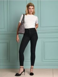 Jeansy skinny - czarny. Czarne jeansy damskie Sinsay, bez wzorów, z jeansu, z podwyższonym stanem. W wyprzedaży za 22.99 zł.
