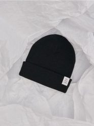Czapka beanie - czarny. Czarne czapki damskie Sinsay, z aplikacjami, z dzianiny. Za 9.99 zł.