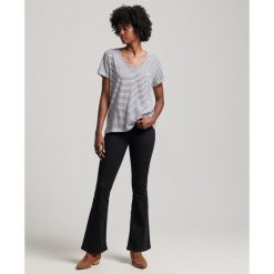 Damska koszulka z haftem i płomieniem v-neck Superdry. Niebieskie koszulki sportowe damskie Superdry, bez wzorów, bez ramiączek. Za 121.35 zł.