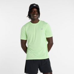 Koszulka męska New Balance MT41253AB3 – zielona. Zielone koszulki sportowe męskie New Balance, m, bez wzorów, z materiału, bez ramiączek, na fitness i siłownię. Za 199.99 zł.