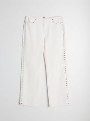 Jeansy wide leg low waist z ozdobnymi ćwiekami - kremowy. Białe jeansy damskie Sinsay, bez wzorów, z jeansu. Za 69.99 zł.