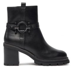Botki Marco Tozzi. Czarne botki damskie Marco Tozzi, bez wzorów, bez obcasa, na słupku, bez zapięcia. Za 459.99 zł.