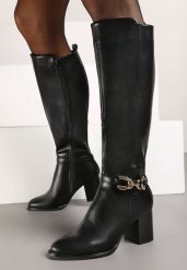 Czarne Eleganckie Kozaki na Słupku z Ozdobnym Detalem przy Cholewce Resini. Czarne kozaki damskie Born2be, bez wzorów, z jeansu, bez obcasa, na obcasie, bez zapięcia. Za 149.99 zł.