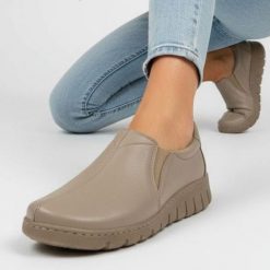 Półbuty damskie Wasak, płaskie skórzane na szeroką stopę z gumką w podbiciu, latte, 415N. Brązowe półbuty damskie Wasak, na jesień, bez wzorów, ze skóry, eleganckie, bez obcasa, na płaskiej podeszwie, bez zapięcia. Za 309.00 zł.