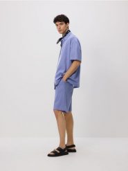 Koszula oversize w paski - niebieski. Niebieskie koszule męskie Reserved, l, bez wzorów, z bawełny, bez kołnierzyka, bez ramiączek. W wyprzedaży za 65.99 zł.