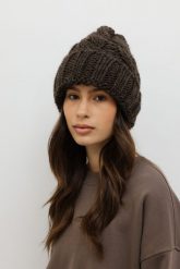 WEŁNIANA CZAPKA PRINCE CZEKOLADOWA One size - Flawless. Brązowe czapki damskie Flawless, na zimę, bez wzorów, z poliakrylu, eleganckie. Za 287.00 zł.