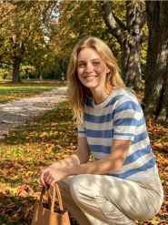 Sweter w paski z wiskozą - niebieski. Niebieskie swetry nierozpinane damskie Sinsay, l, bez wzorów, z wiskozy, bez kołnierzyka, bez ramiączek. W wyprzedaży za 27.99 zł.