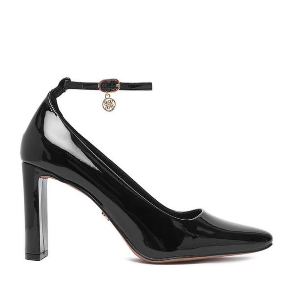 Czółenka Nine West. Czarne czółenka damskie Nine West, bez wzorów, bez obcasa, bez zapięcia. Za 279.99 zł.