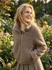 Kurtka teddy ze stójką - beżowy. Brązowe kurtki sportowe damskie Sinsay, l, bez wzorów, bez ramiączek, bez kaptura. W wyprzedaży za 55.99 zł.