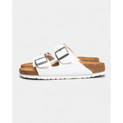 Klapki damskie Birkenstock Arizona Bf. Białe klapki damskie Birkenstock, na lato, bez wzorów, z materiału, klasyczne, bez obcasa, bez zapięcia. Za 502.00 zł.