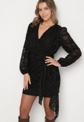 Czarna Taliowana Sukienka z Tkaniny Plumeti Saloressa. Czarne sukienki damskie Born2be, do pracy, l, z aplikacjami, z poliesteru, biznesowe, bez kołnierzyka, bez ramiączek, mini. Za 149.99 zł.