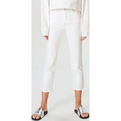 Białe jeansy - Biały. Jeansy damskie marki Reserved. Za 139.99 zł.