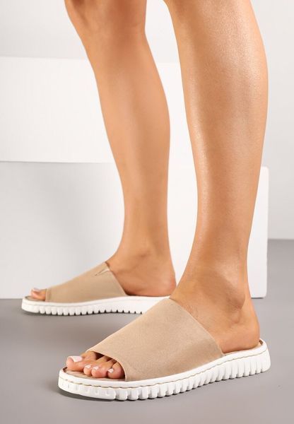 Beżowe Klapki Vices z Imitacji Zamszu na Tłoczonej Podeszwie Norovia. Brązowe klapki damskie Born2be, na lato, bez wzorów, z jeansu, boho, bez obcasa, na płaskiej podeszwie, bez zapięcia. Za 79.99 zł.