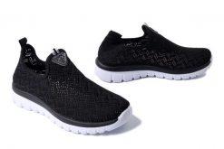 ARTIKER RELAKS 56C1014 czarny, półbuty damskie. Czarne półbuty damskie Artiker Relaks, na lato, bez wzorów, bez obcasa, bez zapięcia. Za 67.99 zł.