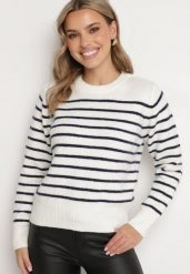Biały Sweter w Paski o Klasycznym Kroju Rialira. Białe swetry nierozpinane damskie Born2be, uniwersalny, bez wzorów, z jeansu, eleganckie, bez kołnierzyka, bez ramiączek. Za 139.99 zł.