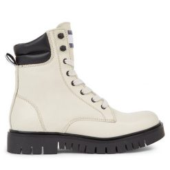 Botki Tommy Jeans. Brązowe botki damskie Tommy Jeans, bez wzorów, z jeansu, bez obcasa, na płaskiej podeszwie, bez zapięcia. Za 679.99 zł.
