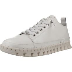 Buty CARMELA 163105C Biały. Białe obuwie trekkingowe damskie Carmela, ze skóry, bez zapięcia. Za 403.55 zł.