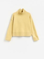 Wełniany sweter - jasnożółty. Żółte swetry nierozpinane damskie Reserved, l, bez wzorów, z dzianiny, bez kołnierzyka, bez ramiączek. Za 259.99 zł.