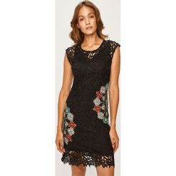 Desigual - Sukienka. Białe sukienki damskie Desigual, na co dzień, bez wzorów, z koronki, casualowe, bez kołnierzyka, bez ramiączek, mini, dopasowane. W wyprzedaży za 359.90 zł.