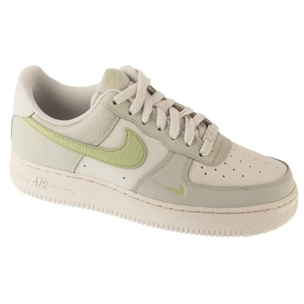 Buty sportowe Sneakersy damskie, Air Force 1 07. Białe obuwie sportowe damskie Nike, bez wzorów, bez zapięcia, trekkingowe, Nike Air Force. Za 499.99 zł.