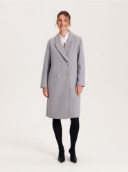 Dwurzędowy płaszcz z dodatkiem wełny - szary. Szare płaszcze damskie Reserved, l, bez wzorów, z tkaniny, klasyczne, bez kołnierzyka, bez kaptura. W wyprzedaży za 179.99 zł.