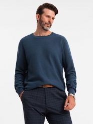 Męski sweter RELAXED FIT z dzianiny o diamentowym splocie granatowy V2 OM-SWSW-0110 XL. Niebieskie swetry męskie Ombre, m, bez wzorów, z dzianiny, bez kołnierzyka, bez ramiączek. Za 105.88 zł.