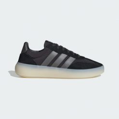 Buty Barreda Decode. Czarne obuwie trekkingowe damskie Adidas, bez zapięcia. Za 318.99 zł.
