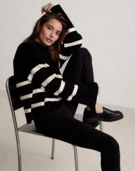 Damski sweter z długim rękawem, regularny krój Perfect Knit czarny w paski. Białe swetry nierozpinane damskie Aim'n, l, bez wzorów, z dzianiny, eleganckie, bez kołnierzyka, bez ramiączek. Za 381.00 zł.