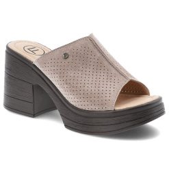 Klapki damskie Filippo, na wysokim klocku zamszowe z miękkimi wkładkami, beżowe, DK6814-25-BE. Brązowe klapki damskie Filippo, na lato, bez wzorów, z zamszu, klasyczne, bez obcasa, na obcasie, bez zapięcia. Za 149.00 zł.