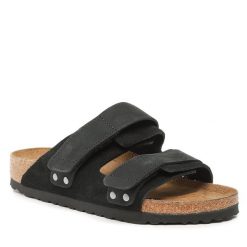 Klapki Birkenstock. Czarne klapki damskie Birkenstock, bez wzorów, bez obcasa, bez zapięcia. Za 629.99 zł.