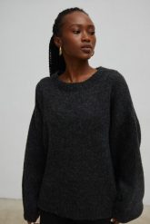 Sweter oversize z bufiastym rękawem GRAFITOWY - RIVERO-UNI. Szare swetry nierozpinane damskie Marsala, na zimę, bez wzorów, z wełny, wizytowe, bez kołnierzyka, bez ramiączek. Za 249.90 zł.