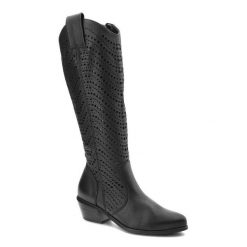 Czarne Kozaki Exquisite Modne Kozaki Damskie. Czarne kozaki damskie EXQUISITE, w ażurowe wzory, ze skóry, bez obcasa, na obcasie, bez zapięcia. Za 639.00 zł.