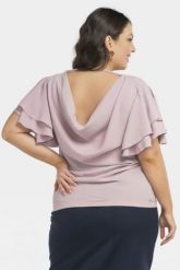Bluzka z falbankami elegancka dekolt woda na plecach KLOE puder róż. Czerwone bluzki damskie KARKO, plus size, bez wzorów, z jeansu, biznesowe, bez kołnierzyka, plus size, bez ramiączek. Za 89.50 zł.