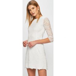 Only - Sukienka. Białe sukienki damskie ONLY, na co dzień, m, bez wzorów, z elastanu, casualowe, bez kołnierzyka, bez ramiączek, mini, proste. W wyprzedaży za 139.90 zł.