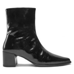 Botki Vagabond Shoemakers. Czarne botki damskie Vagabond Shoemakers, bez wzorów, bez obcasa, na słupku, bez zapięcia. Za 769.99 zł.